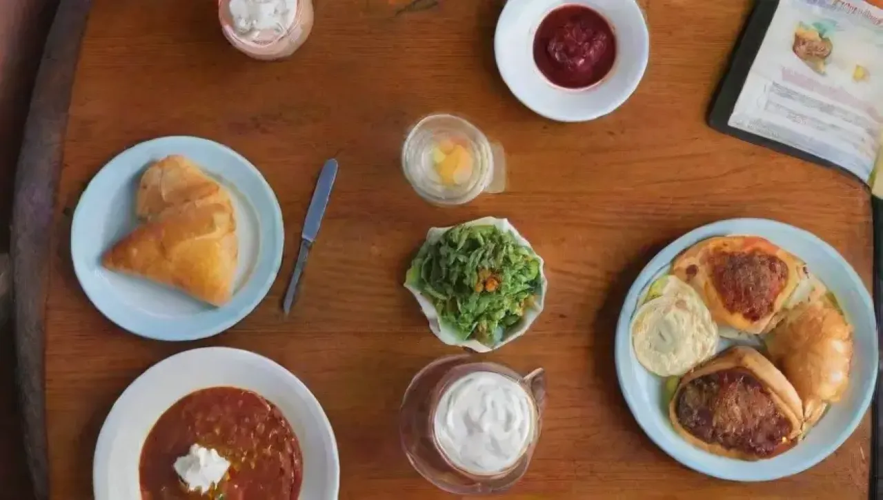 Un mural vibrante con reseñas de restaurantes, imágenes de comida argentina y elementos acogedores