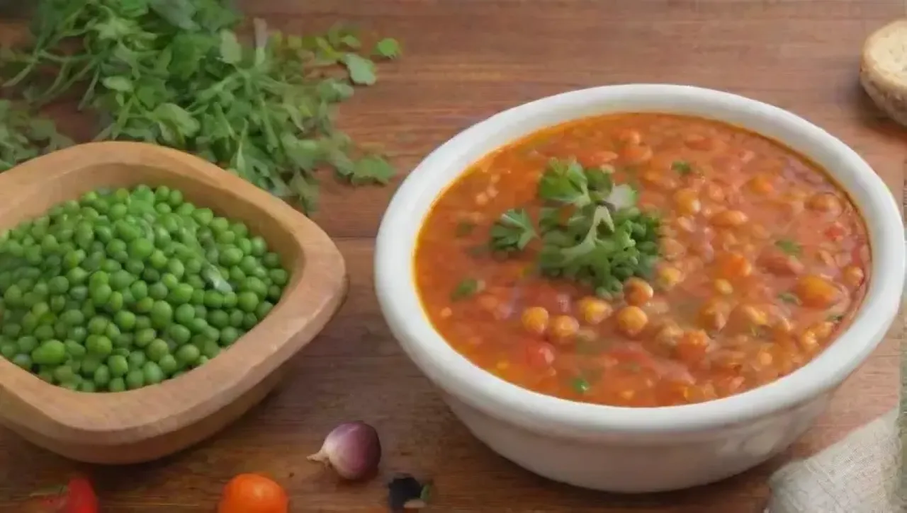 Legumbres coloridas y frescas en una mesa de madera, con sopa humeante y un ambiente acogedor