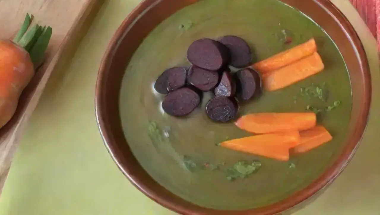 Sopa verde vibrante con verduras frescas y un postre cremoso en un ambiente acogedor
