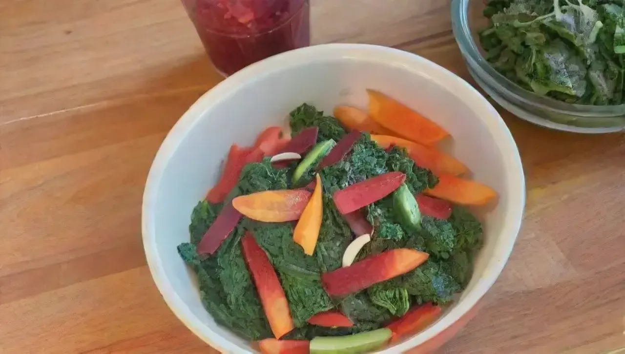 Una colorida y refrescante mezcla de frutas y verduras en un ambiente soleado y saludable