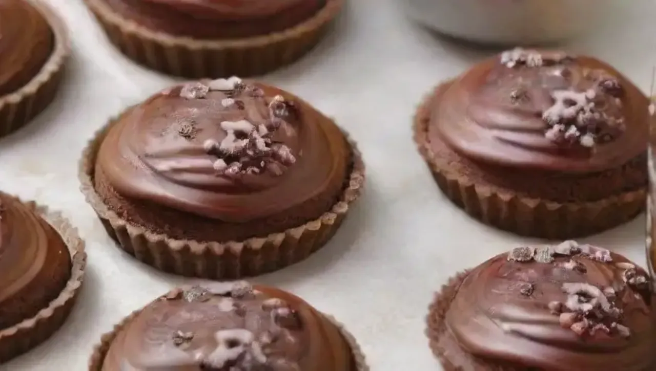 Un delicioso soufflé de chocolate se prepara con ingredientes y técnicas cuidadosas