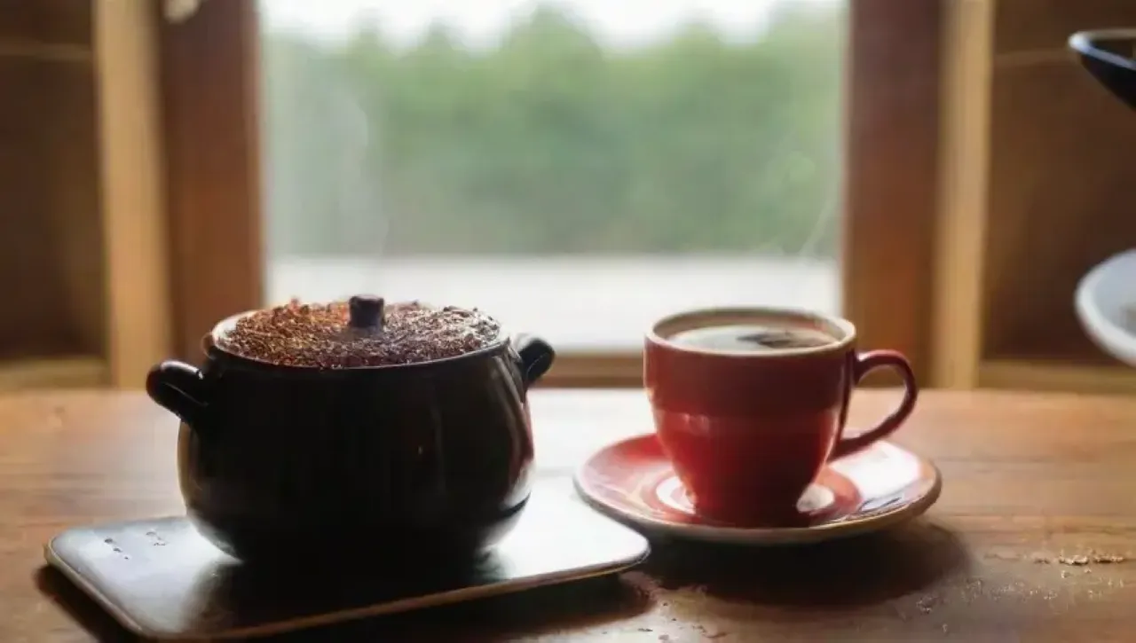 Una acogedora cocina huele a café recién hecho, con una taza humeante y detalles encantadores