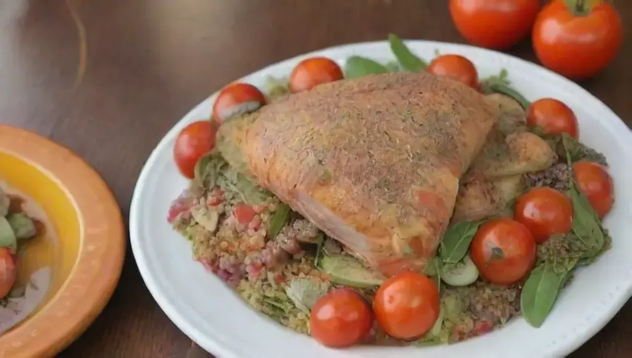 Una mesa rústica y acogedora llena de platos coloridos y aromas deliciosos
