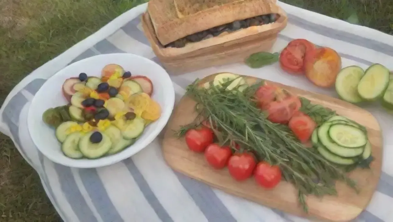 Un picnic veraniego con colores vibrantes, frescura y sabores deliciosos