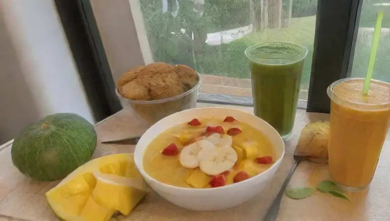 Un colorido desayuno tropical con batidos de frutas y especias en una cocina soleada
