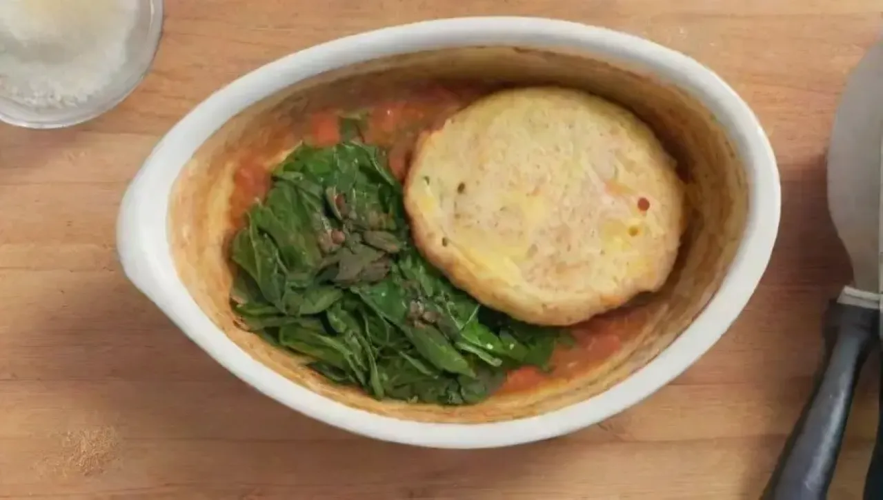 Una cocina acogedora con espinacas, feta, huevos y especias, lista para un delicioso omelet