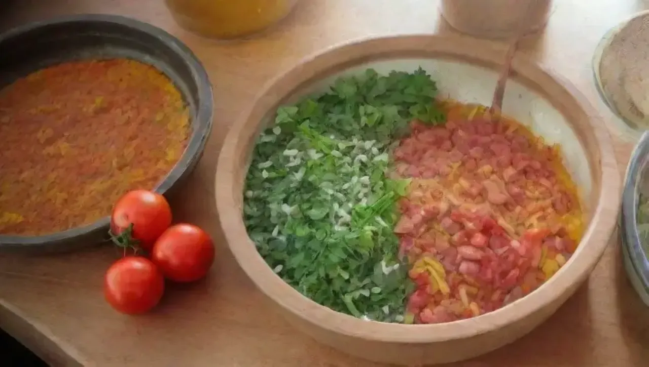 Una cocina acogedora llena de especias, verduras frescas y aromas deliciosos