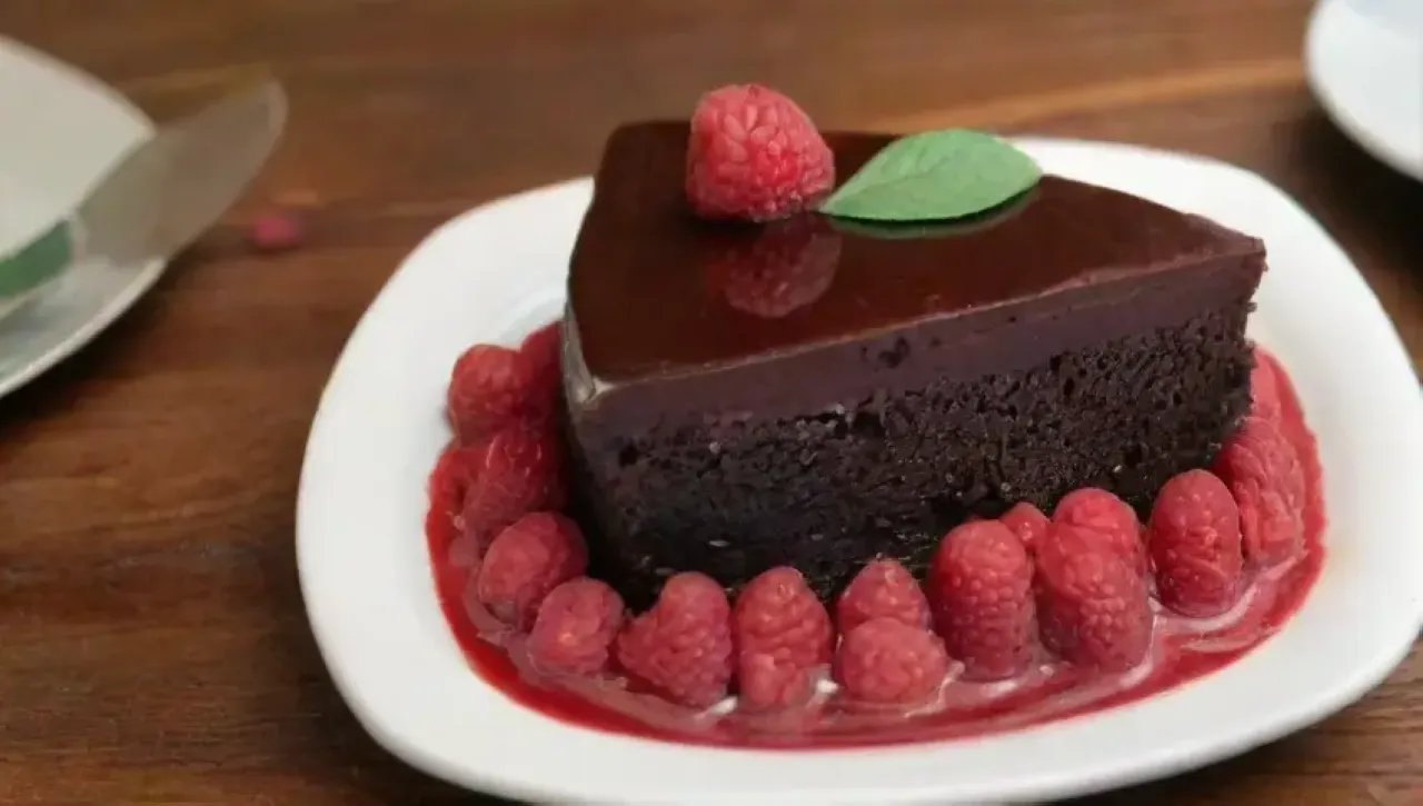 Un delicioso pastel de chocolate en un ambiente acogedor
