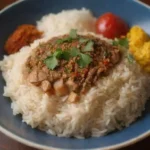 Platos coloridos y vibrantes que fusionan culturas en una experiencia culinaria alegre