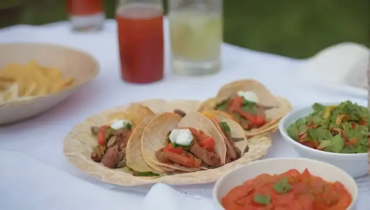 Una experiencia gastronómica sofisticada y vibrante con mini tacos, pato, salsa colorida y un ambiente festivo
