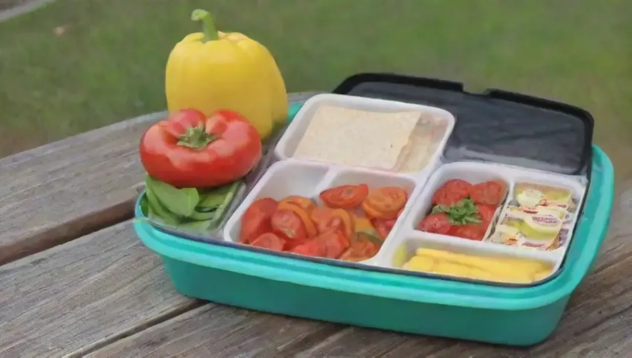 Una colorida y saludable lonchera lista para disfrutar