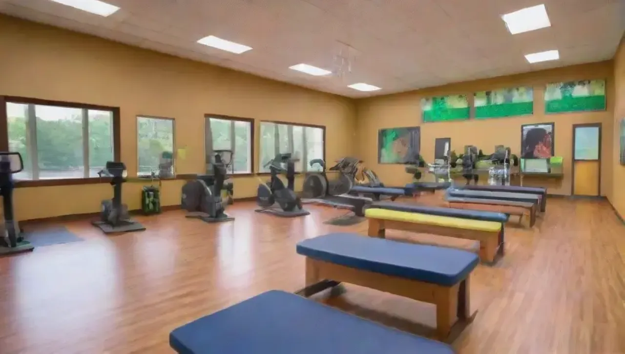 Un gimnasio vibrante y acogedor hogar se combinan en un espacio motivador para el ejercicio