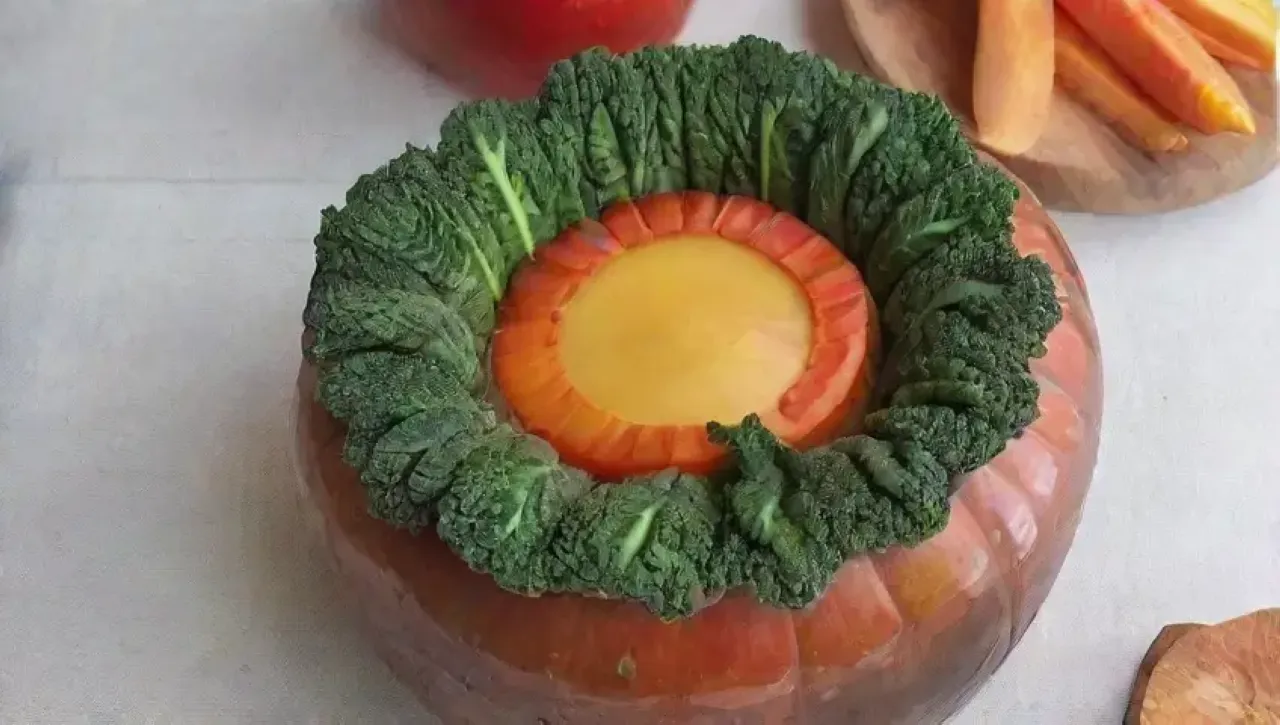 Una colorida y fresca composición de verduras, frutas y utensilios en una acogedora cocina