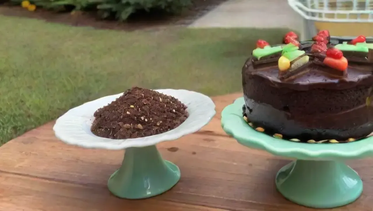 Un delicioso pastel de chocolate decorado con elegancia y un ambiente acogedor