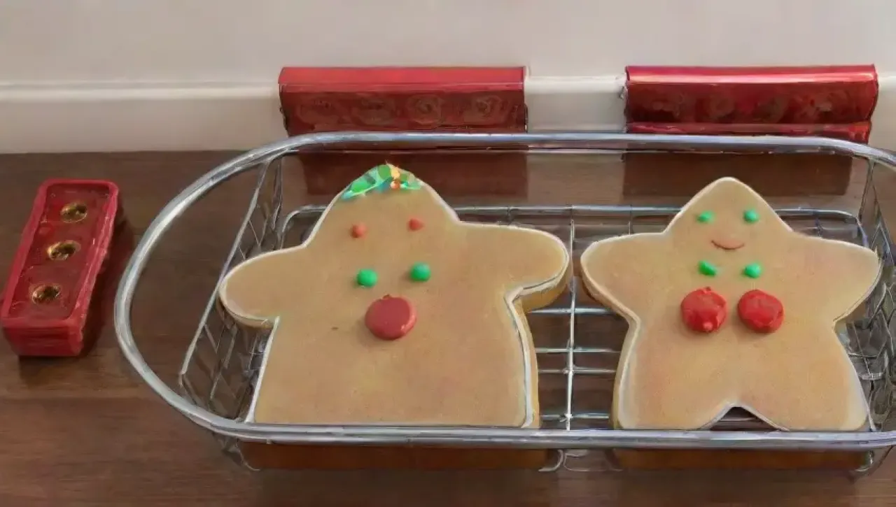 Una alegre escena navideña de galletas coloridas y familia cocinando juntas
