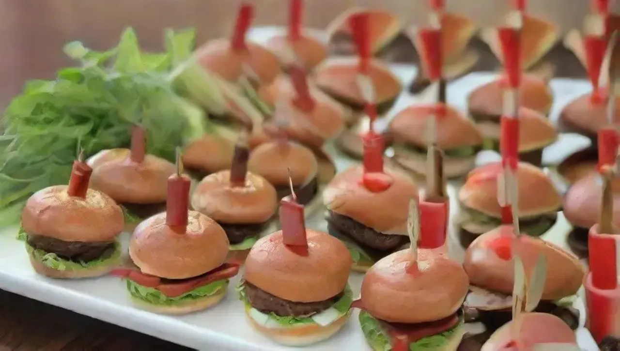 Mini hamburguesas vibrantes con coloridos toppings y un ambiente animado