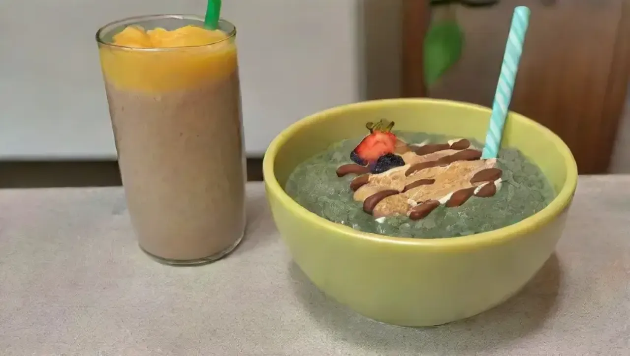 Un batido vibrante de plátano, cacao, yogur y espinacas en un ambiente soleado