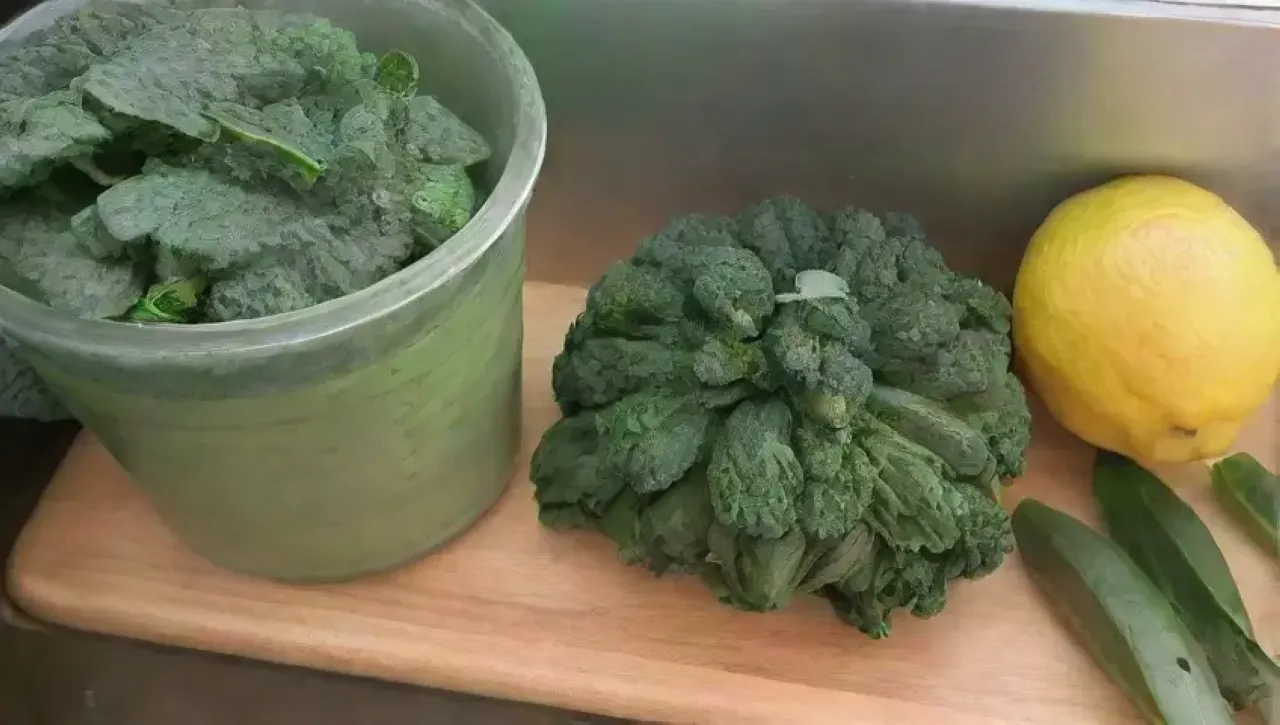 Un colorido desayuno saludable con un batido verde y frescura natural
