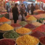 Colores vibrantes y delicias culinarias en animados mercados