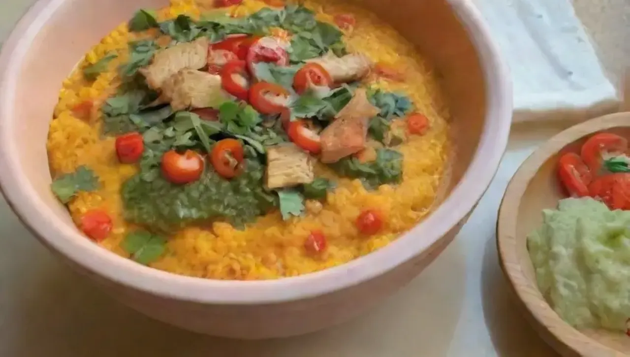 Una colorida y aromática mezcla de ingredientes frescos en una cocina acogedora