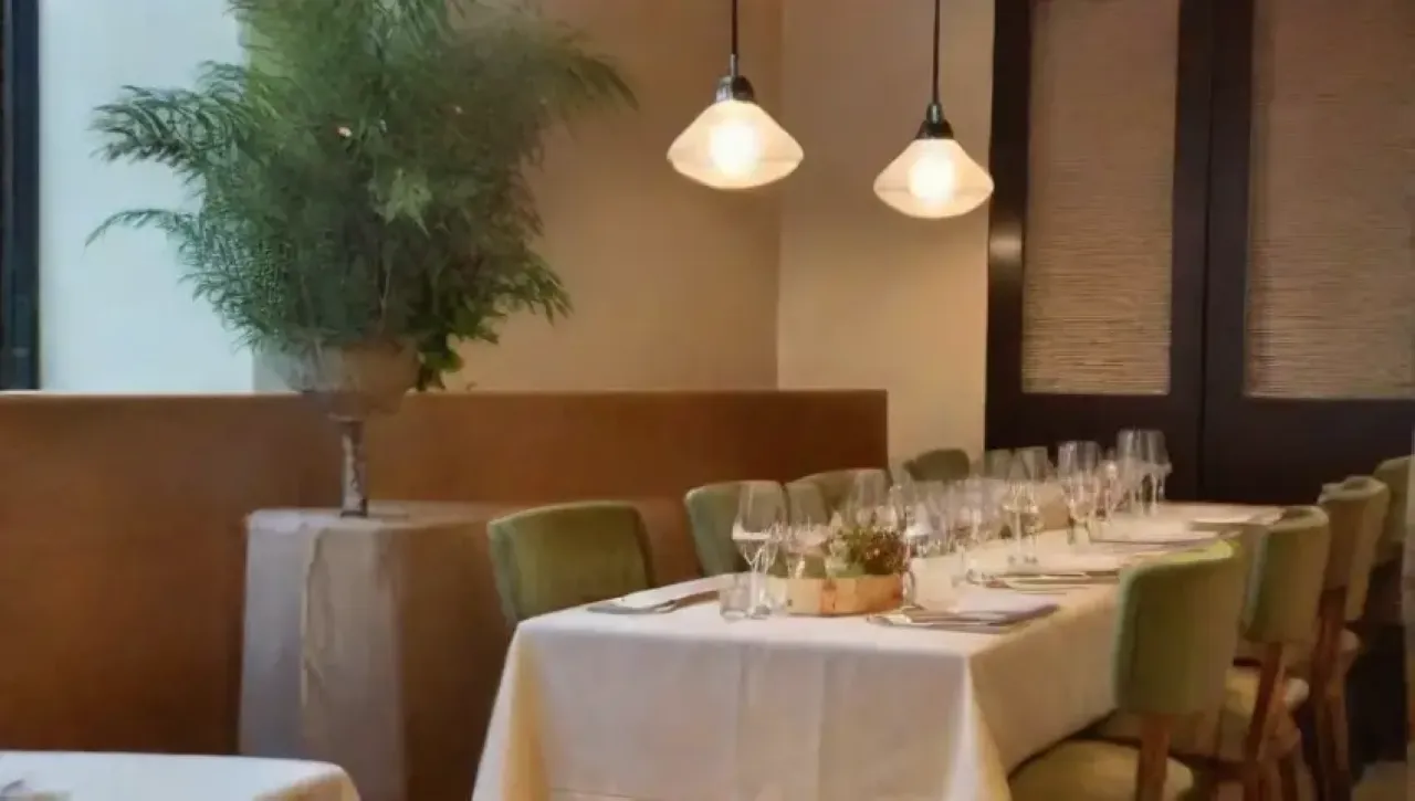Ambiente acogedor y sereno con colores suaves, iluminación tenue y detalles elegantes