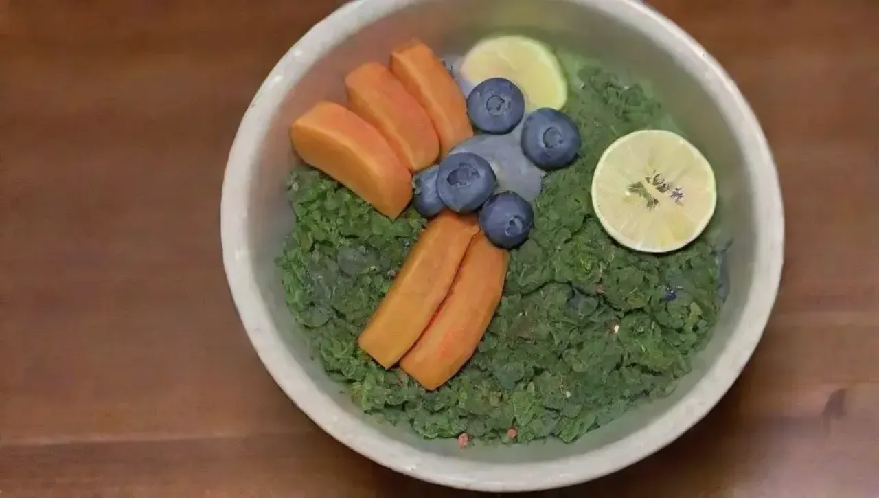 Una colorida y fresca variedad de frutas y verduras en una acogedora cocina