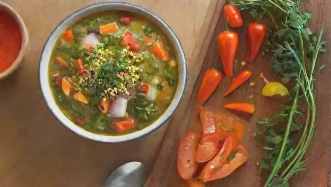 Una acogedora cocina con una sopa colorida y aromática
