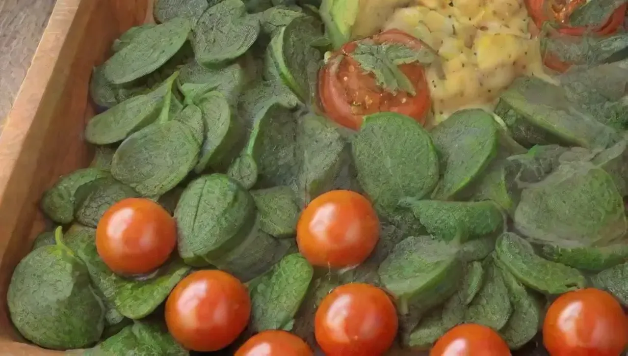 Un festín colorido y saludable de legumbres, verduras frescas y sabores vibrantes