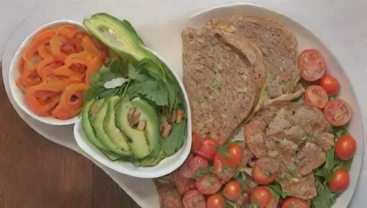 Plato colorido y saludable con pollo, verduras frescas y aderezos