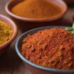 Colores vibrantes y ají de gallina en un ambiente acogedor
