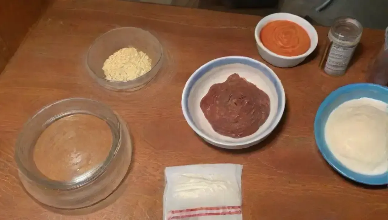 Una cocina vibrante llena de harina, masas doradas, pasteles coloridos y un aroma acogedor