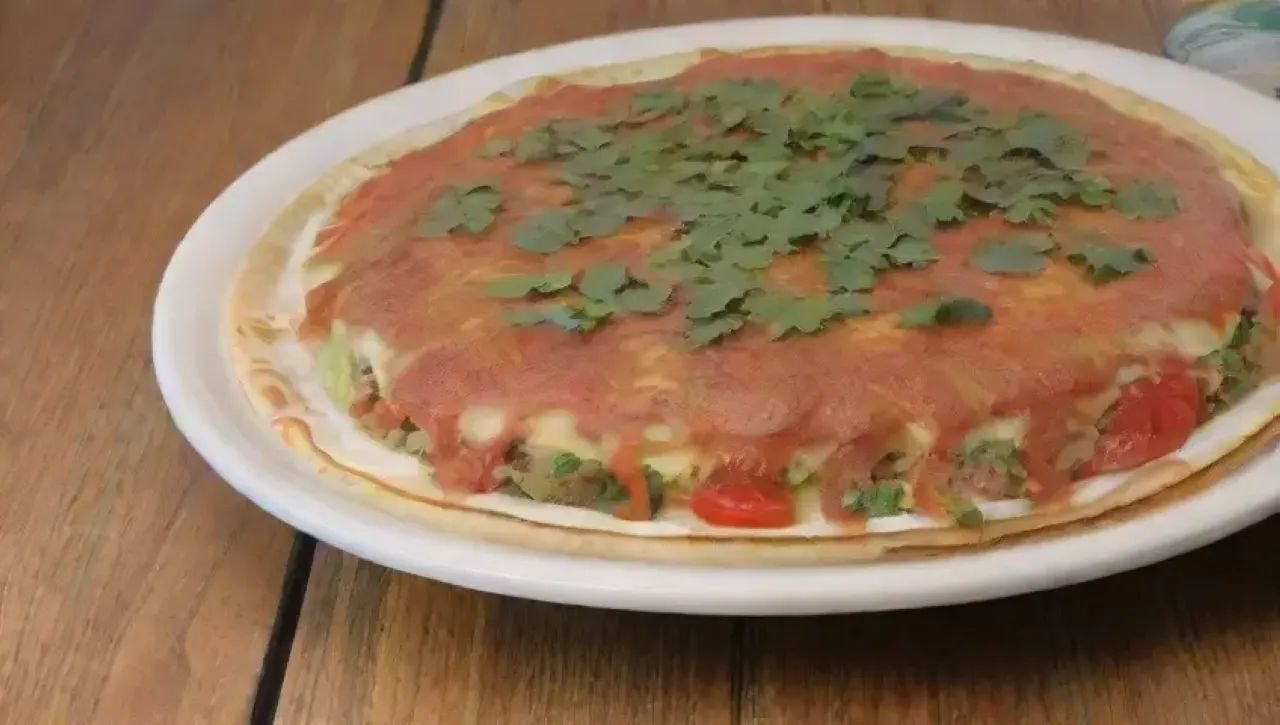 Quesadillas coloridas con pollo, queso derretido, cilantro, aguacate y salsa, listas para una cena acogedora