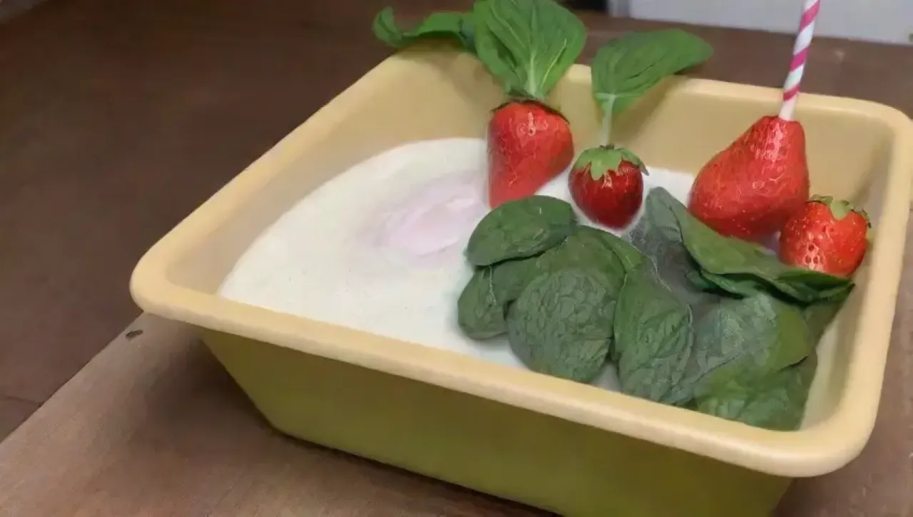 Un batido vibrante y fresco se prepara en una cocina soleada