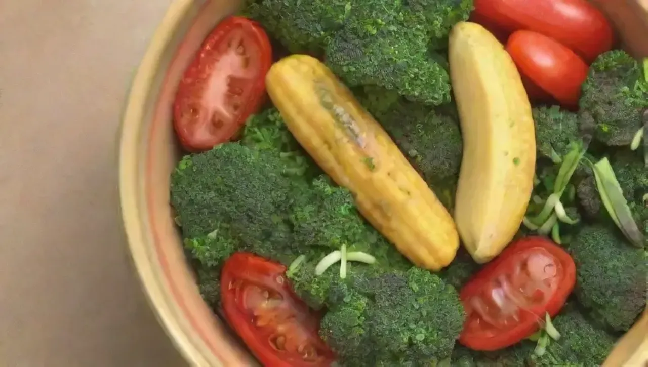 Una colorida y saludable mezcla de frutas y verduras frescas en un ambiente acogedor de cocina