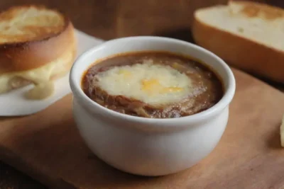 Sopa de cebolla francesa