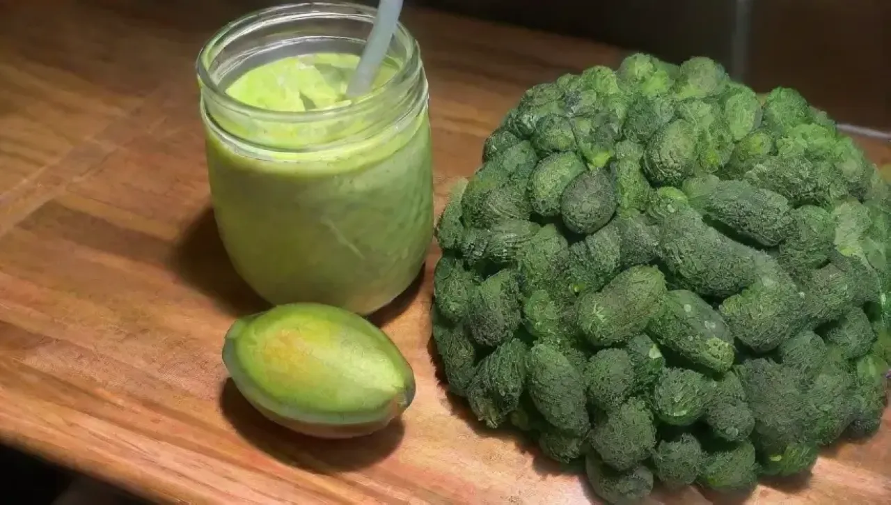Fondo verde vibrante con aguacate, pepino, lima, espinacas, un batido y semillas de chía
