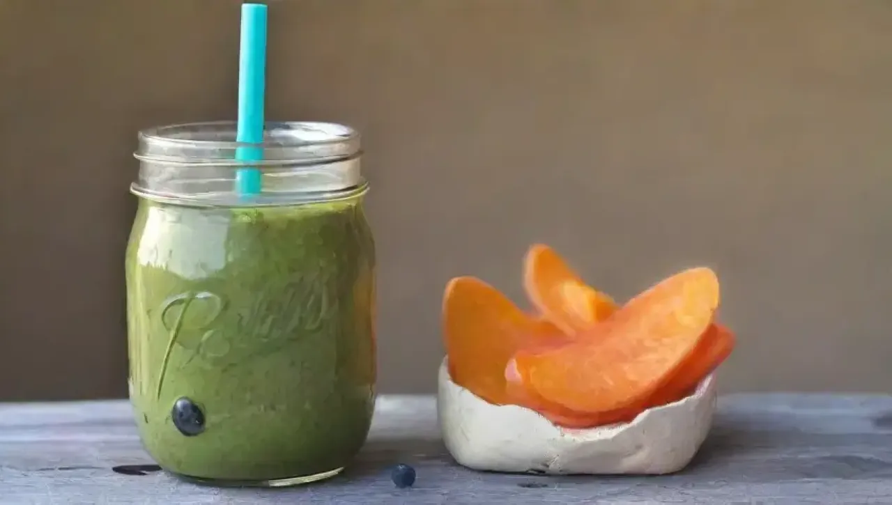 Un colorido batido de frutas y verduras en una cocina alegre