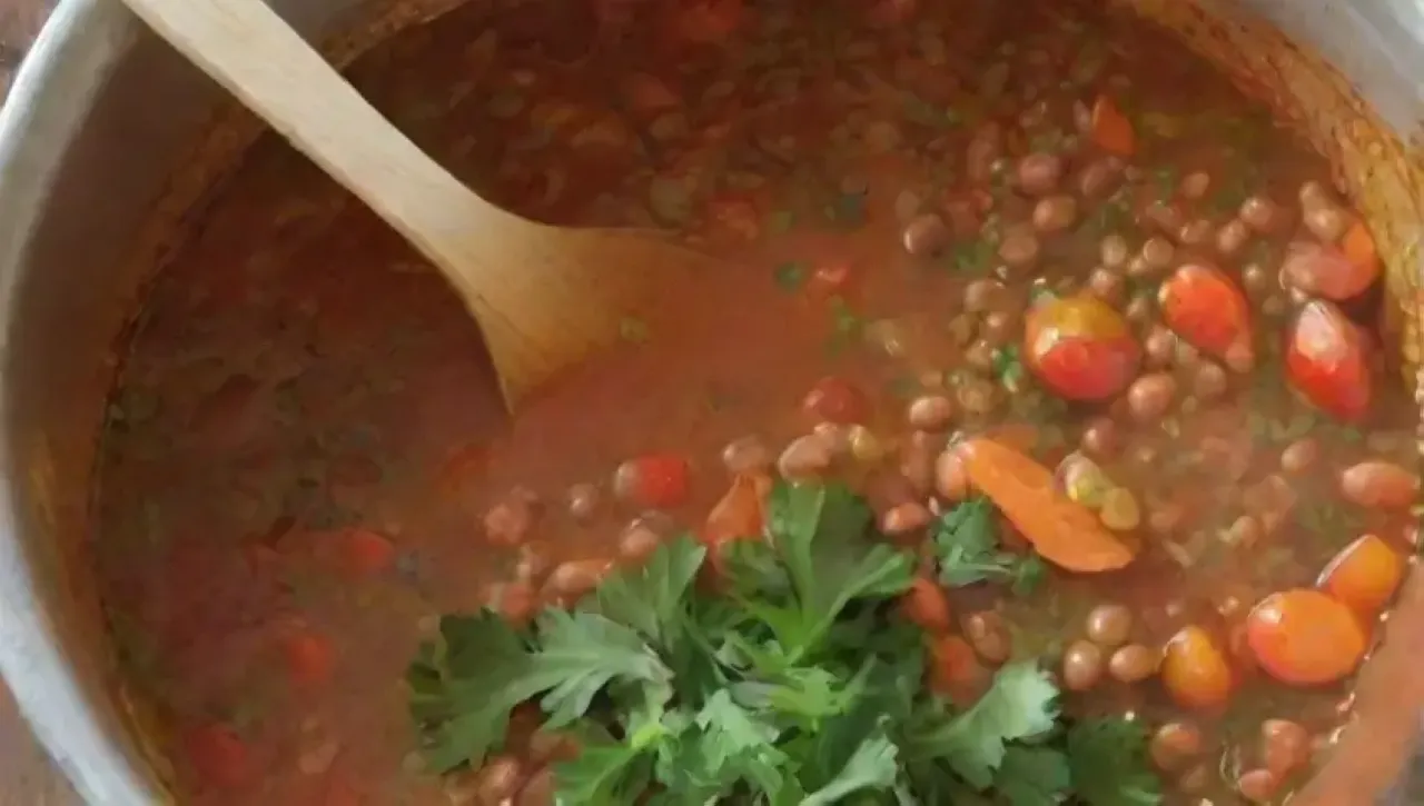 Un reconfortante plato de sopa con colores vibrantes y aromas acogedores