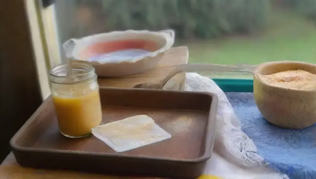 Una cocina rústica llena de luz, aromas y risas en un ambiente acogedor