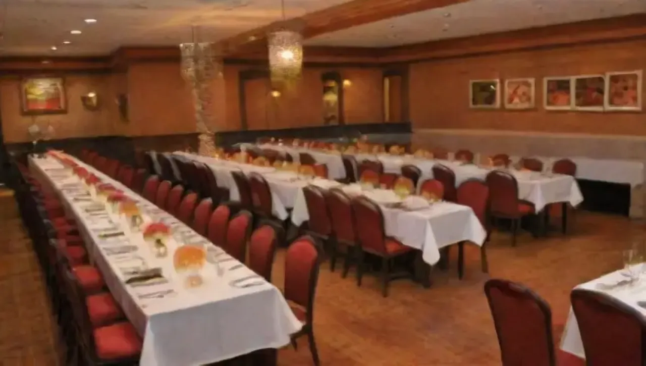 Ambiente acogedor con colores vibrantes, elegantes mesas y deliciosa comida