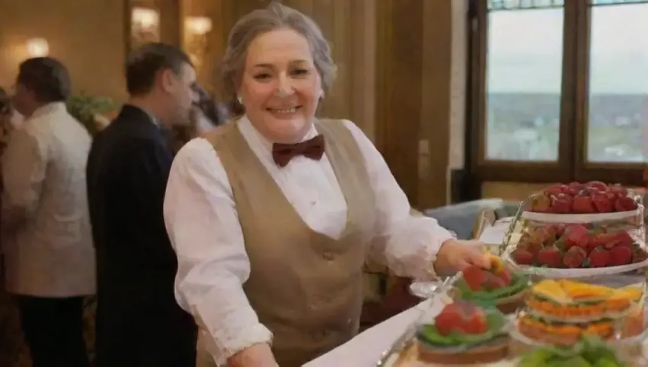 Un lujoso restaurante con elegantes mesas, deliciosa comida y un ambiente vibrante