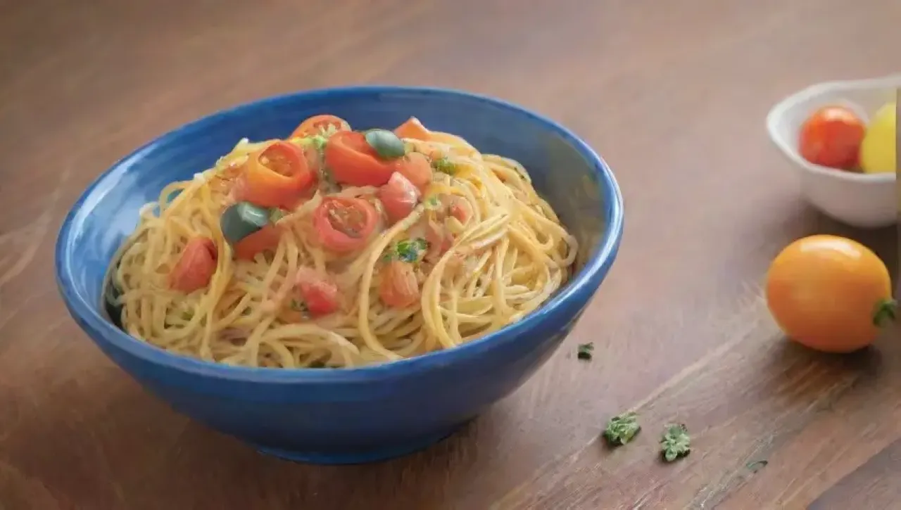 Una colorida y acogedora escena de pasta con ingredientes frescos y un ambiente rústico