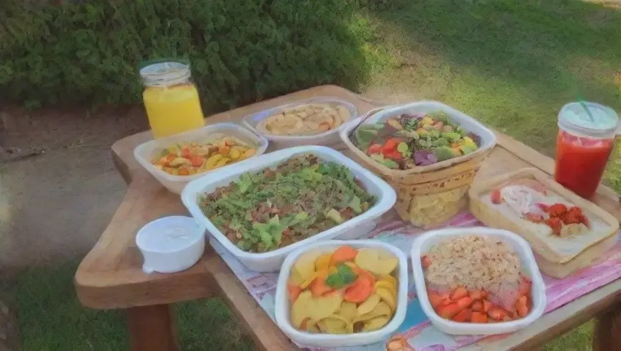 Una escena vibrante y acogedora de comida vegana y naturaleza