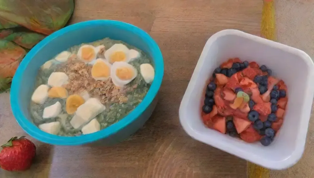 Una colorida y saludable escena de frutas, yogur y batidos en una cocina luminosa