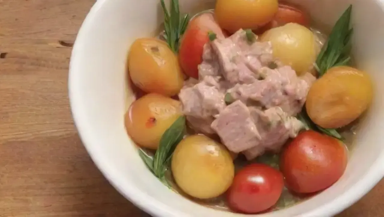 Una cena acogedora con ingredientes coloridos y aromas invitantes