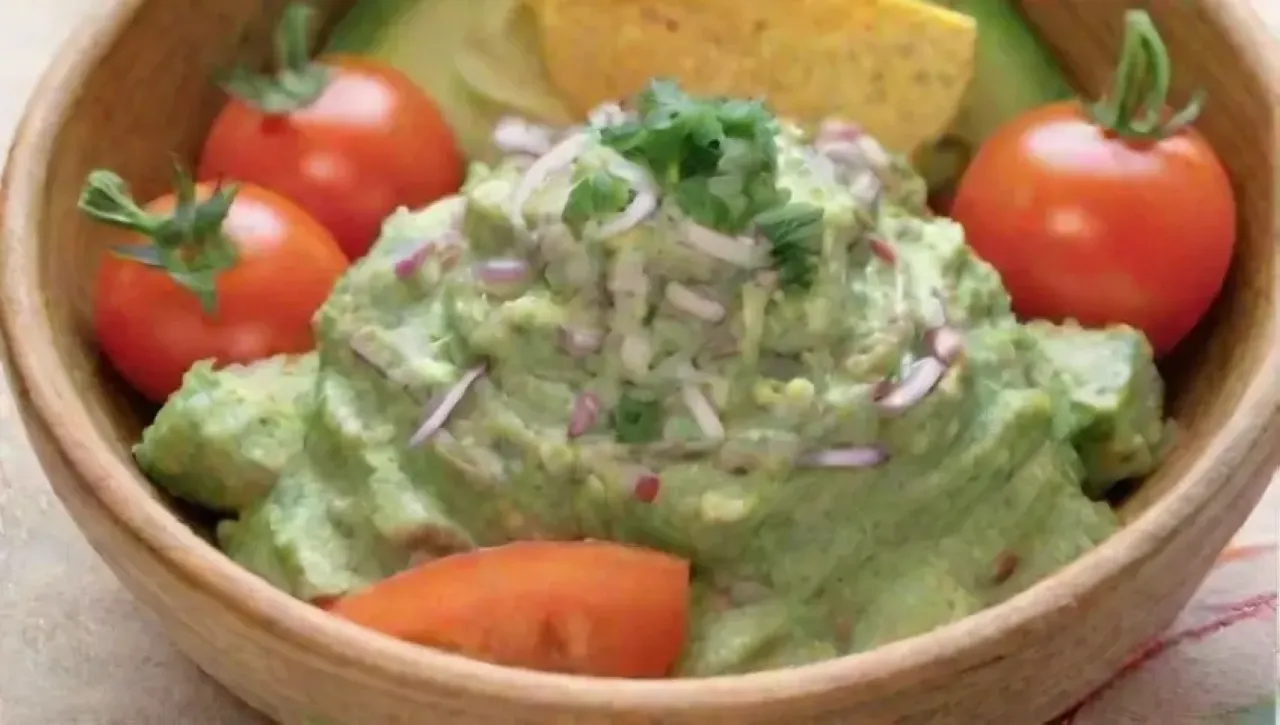 Un festín de guacamole vibrante y festivo, rodeado de amigos y risas