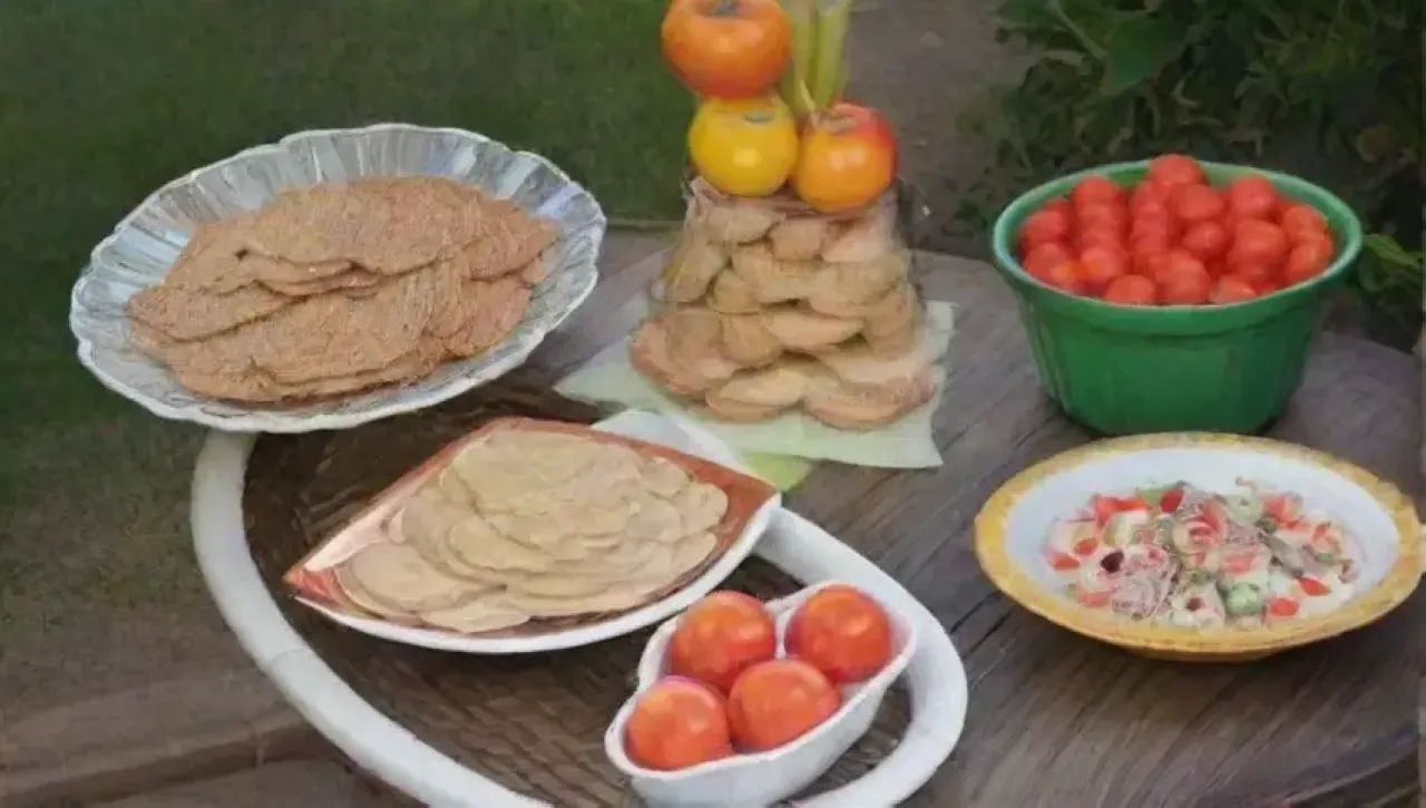 Una mesa colorida y elegante llena de deliciosos aperitivos y un ambiente alegre