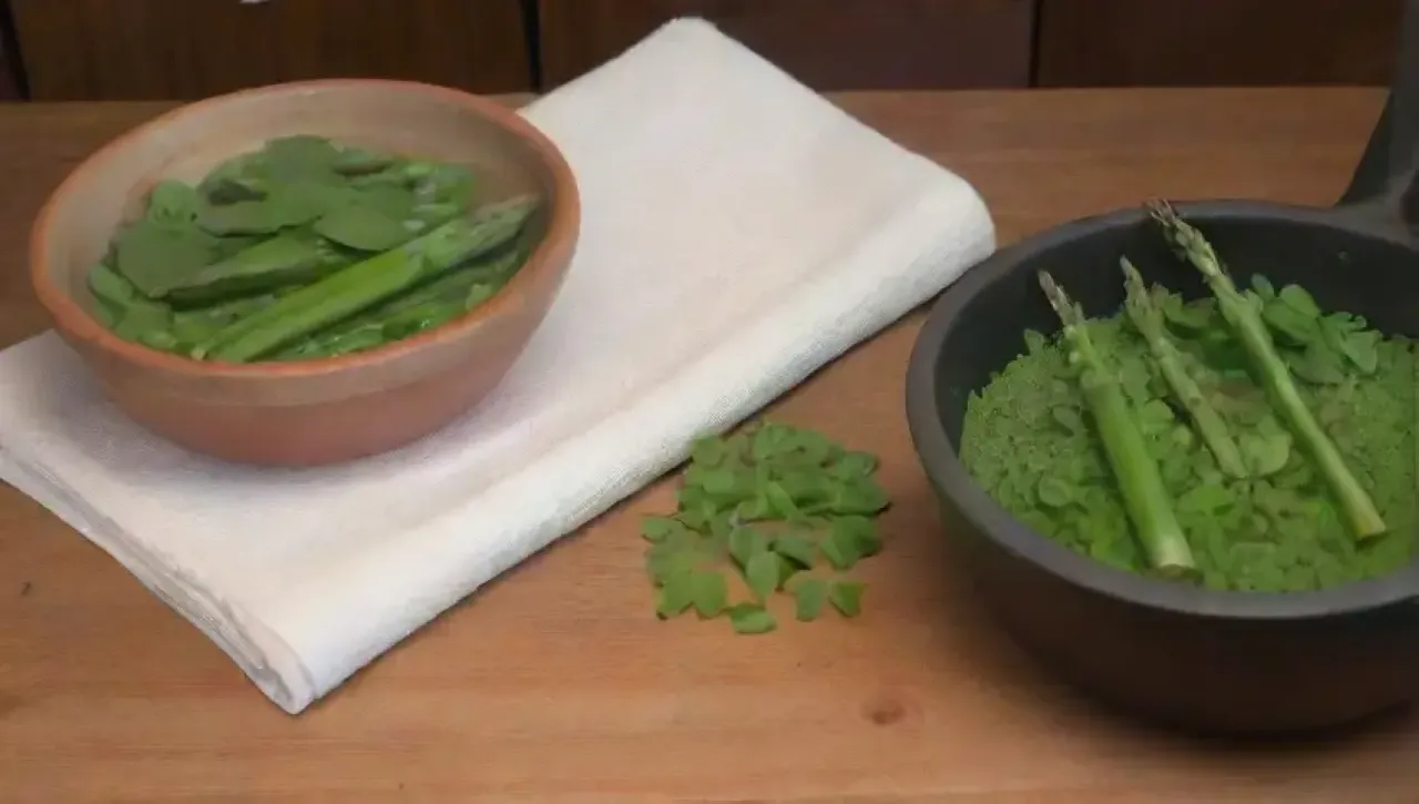 Una cocina acogedora y cálida llena de ingredientes frescos y utensilios listos para cocinar