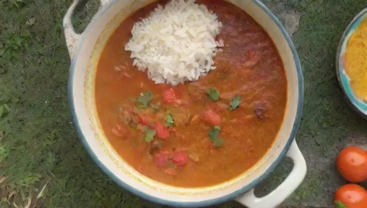 Una familia feliz disfruta de un delicioso curry en un ambiente acogedor y soleado