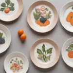 Diseño minimalista con platos elegantes y colores naturales